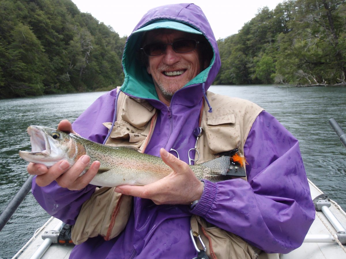 Claude Behr mit eine schöne Regenbogenforelle im Fluss Rivadavia in Argentinen gefangen